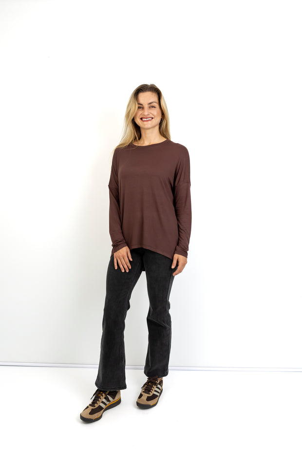 Kitt -Classic Tee with Seam Detail - Chocolate